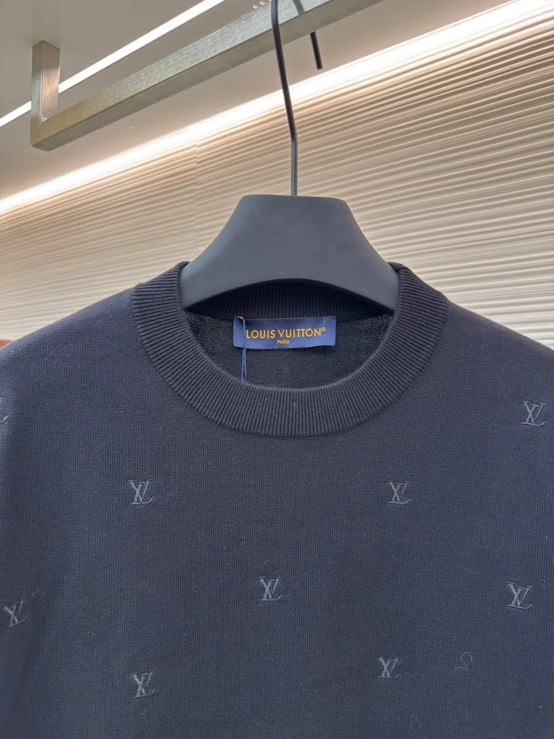 LOUIS VUITTON full-width embroidered knitted short-sleeve ●Authentic product: purchased and developed for 11400 ●Item number: 1680375-A75 ●Fabric: blended yarn fabric ●Technology: full-width embroidery production ●Version: fitted version ●Weight: about 345 grams ●Size: XS-S-M-L ●Description: Made of blended yarn, the composition is 95% cotton, 5% spandex. This fabric uses spun yarn, which is a must-have material for summer knitted short-sleeves. The cotton upper body has a more three-dimensional effect and good ventilation. The polyester material allows the clothes to remain elastic after being worn for a long time. This embroidery uses full-width computer-positioned embroidery. The 10 rows of embroidery on the front and back are consistent with the original version. The entire garment is embroidered with about 80 stitches and about 12,000 stitches. The embroidery is aligned diagonally up and down across the entire width. This crew-neck shirt is designed with sleek lines and full-scale embroidery depicting the LV Blason pattern. It can be easily integrated into casual or formal looks, making it a classic choice during the changing seasons. The overall color is consistent with no color difference. It can be matched with the same style to create a fashionable look, and can be used in various occasions. Customized accessories, complete with three standards, the same style for men and women!